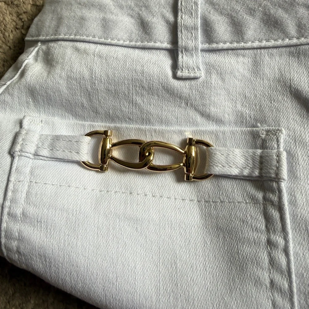 Camila Coehlo- White Cropped Ankle Jeans with Gold Tone Chain Accent- Size 8 - Picture 4 of 9